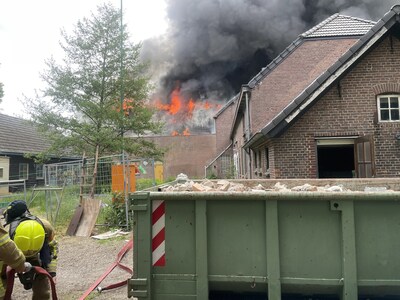 Uitslaande brand in bedrijfspand in Helenaveen, NL-Alert verzonden