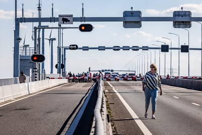 Caroline dacht dat sluiting brug vijf minuten zou duren, maar stond uren vast: ‘Had ik maar gas gegeven’