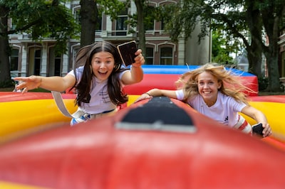 Eerstejaars leren Zwolle kennen en krijgen belangrijk advies mee: ‘Dan kom je deze vier jaar wel doo