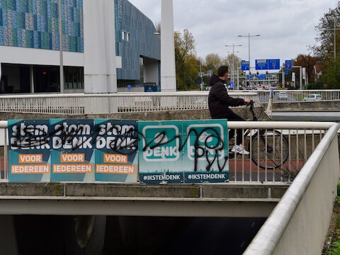 Bekladde verkiezingsborden van Denk in Amersfoort