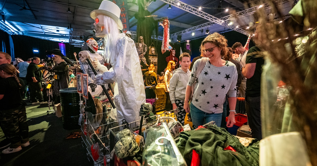 Halloweenbeurs in Roelofarendsveen trekt maand voor griezelfeest al volop liefhebbers: ‘Ze zullen me