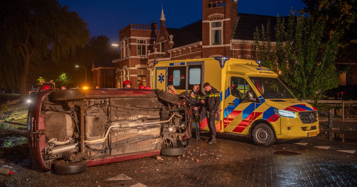 Auto botst tegen brug en belandt op de zijkant in Oude Pekela