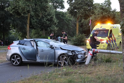 Auto total loss na botsing met lantaarnpaal, bestuurder naar ziekenhuis