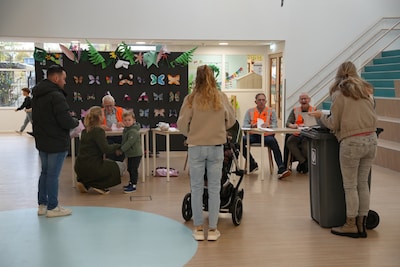 Stemmen en kinderen naar school brengen; een handige combinatie