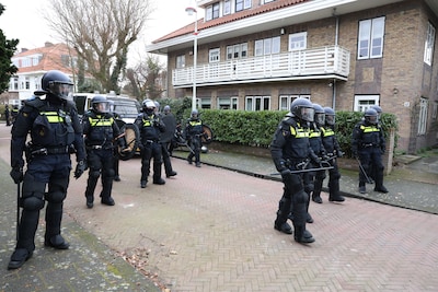 Agent meldt zich ziek na klap bij geëscaleerd protest tegen opvang, verdachte blijft vastzitten