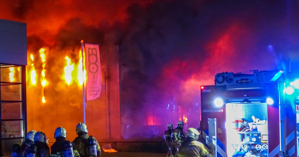Grote brand verwoest bedrijfspand in Dokkum