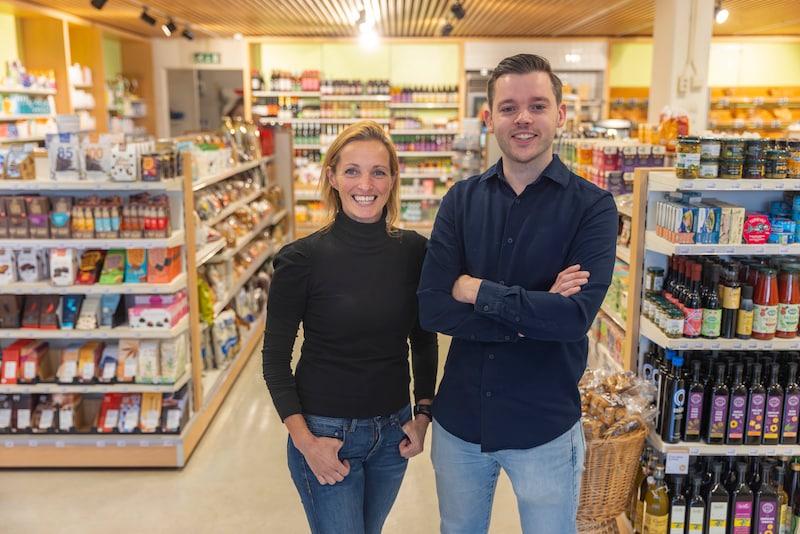 Biowinkel van Leeuwen.  Jasper met links van hem zijn nicht Heidine van Leeuwen.