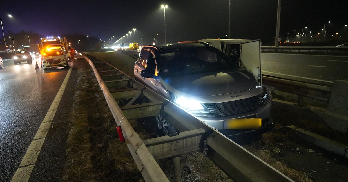 Auto raakt van de snelweg en eindigt precies tussen twee vangrails in