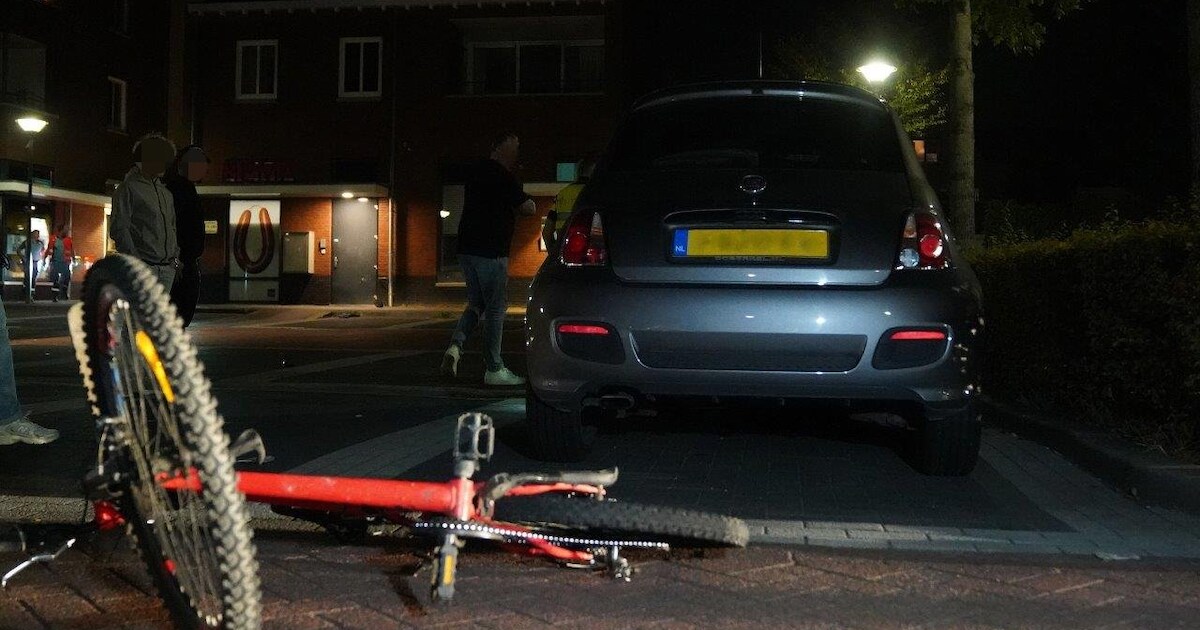 Dronken fietser rijdt op auto en valt eronder in slaap; zorgde al de hele avond voor overlast in Ker