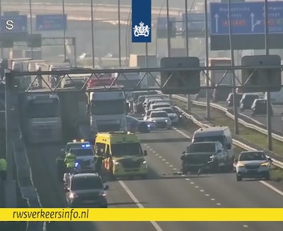 A2 richting Eindhoven dicht na twee ongevallen met twee vrachtwagens en twee auto’s
