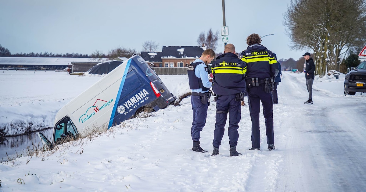 Bestelbus belandt in sloot in Valthermond