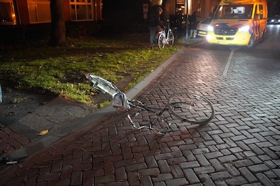 Twee gewonden na botsing tussen fietser en scooterrijder in Zwolle
