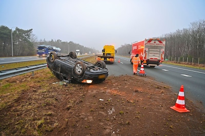 Auto vliegt over de kop en belandt ondersteboven langs de A67 bij Hapert