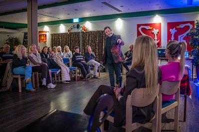 Medium Leroy (40) kan praten met de doden maar mag niet alles vertellen: doet hij dat toch, dan word