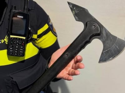 Dordtenaar opgepakt na dreiging met hakbijl, woning vol wapens