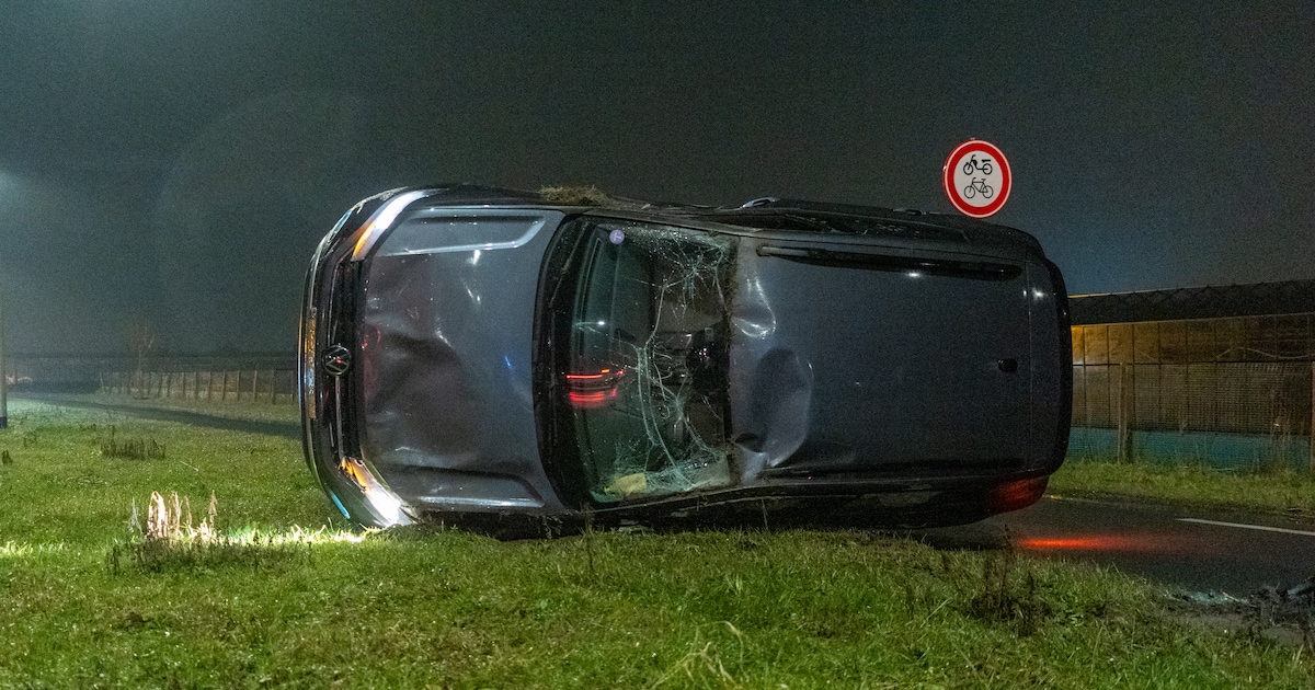 Auto op zijn kant na botsing op de Zijdeweg in Pijnacker