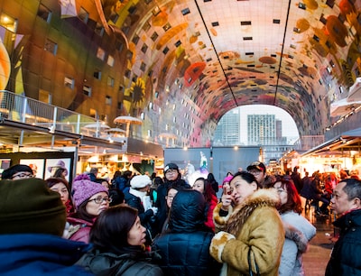 Aziatische toeristen terug in Rotterdam: jongeren willen naar de Markthal, maar ook naar de haven