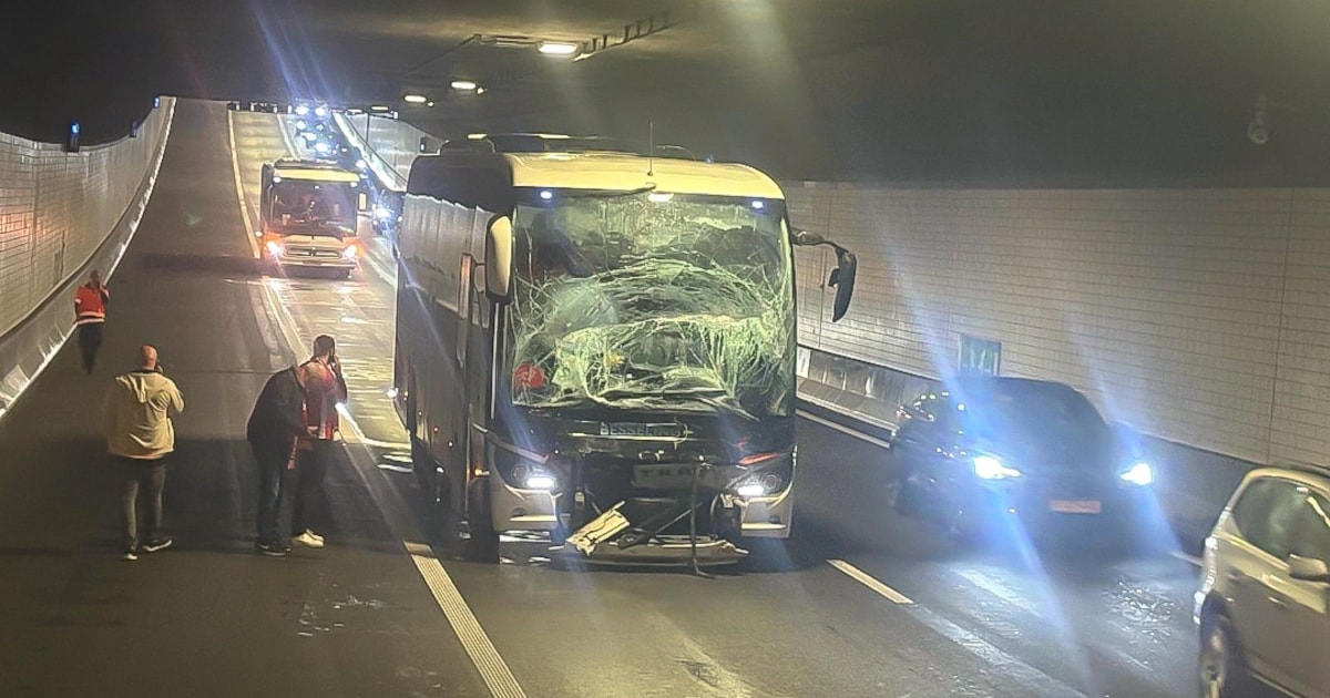 Vijf gewonden na ongeluk met bussen AZ-fans