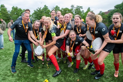 VDZ-voetbalsters na waanzinnige serie de trotse kampioen: ‘De zenuwen zaten er wel echt in’