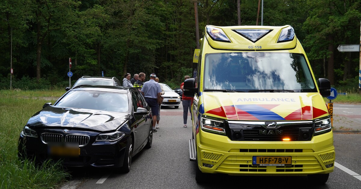Fietser gewond na botsing met auto op Houtweg in Emmen
