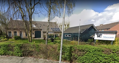 Kunst staat tussen drukpersen in Nederlands Drukkerij Museum in Etten-Leur