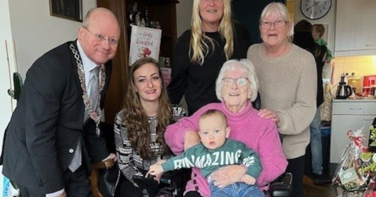 Grietje uit Vinkeveen blaast 100 kaarsjes uit: burgemeester op verjaardagsvisite | De Ronde Venen