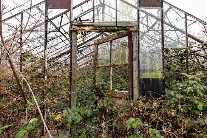 in-de-vervallen-kassen-achter-de-duinen-liggen-asbest-en-verboden-bestrijdingsmiddel-omwonenden-eisen-maatregelen