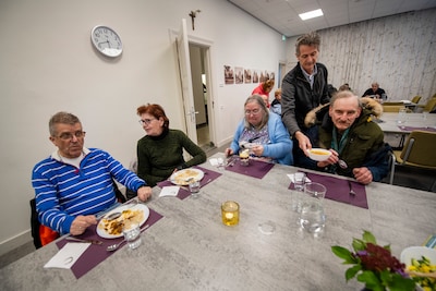 100 euro betalen om met dakloze te eten: ‘Een mooie kans’