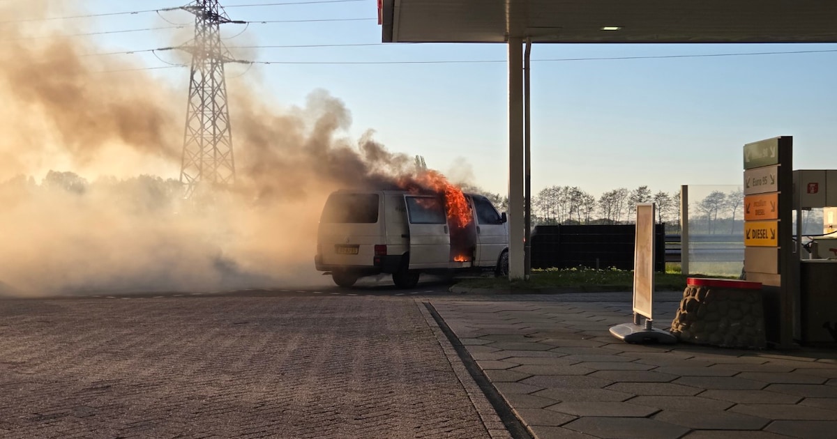 Bestelbus in brand bij tankstation langs de A28 bij Assen
