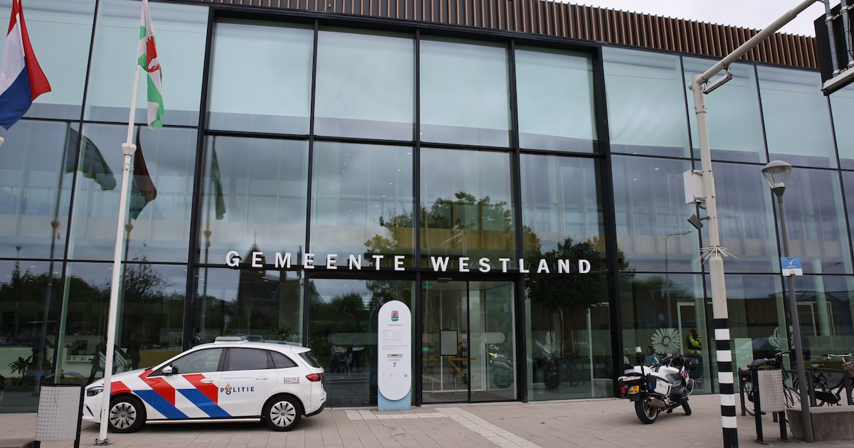 Agenten in kogelwerende vesten bij gemeentehuis in Naaldwijk
