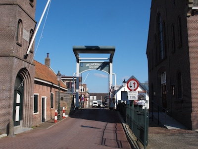Bescheiden feestje voor jarige tolbrug