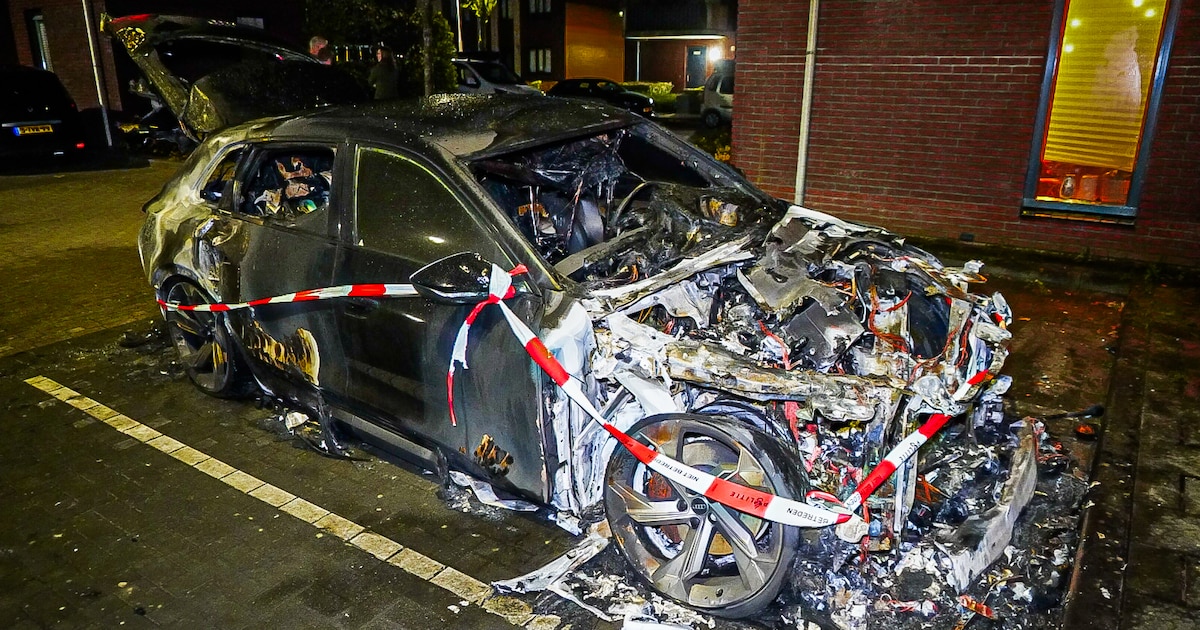 Auto brandt volledig uit in Huissen