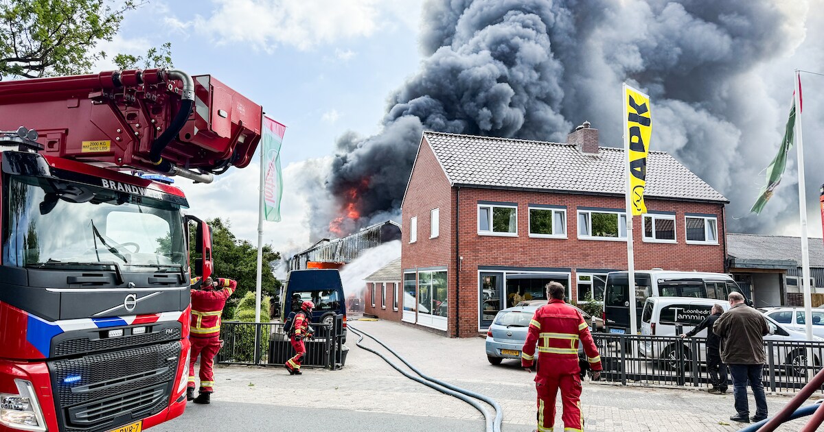 Loods van garagebedrijf aan de Hoofdweg in Scharmer verwoest door brand