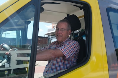Vrijwilliger Peter (76) reed al meer dan 120.000 kilometer met buurtbuslijn 505: ‘Het verveelt nooit