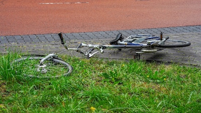 Fietser naar ziekenhuis na botsing met auto in Oss
