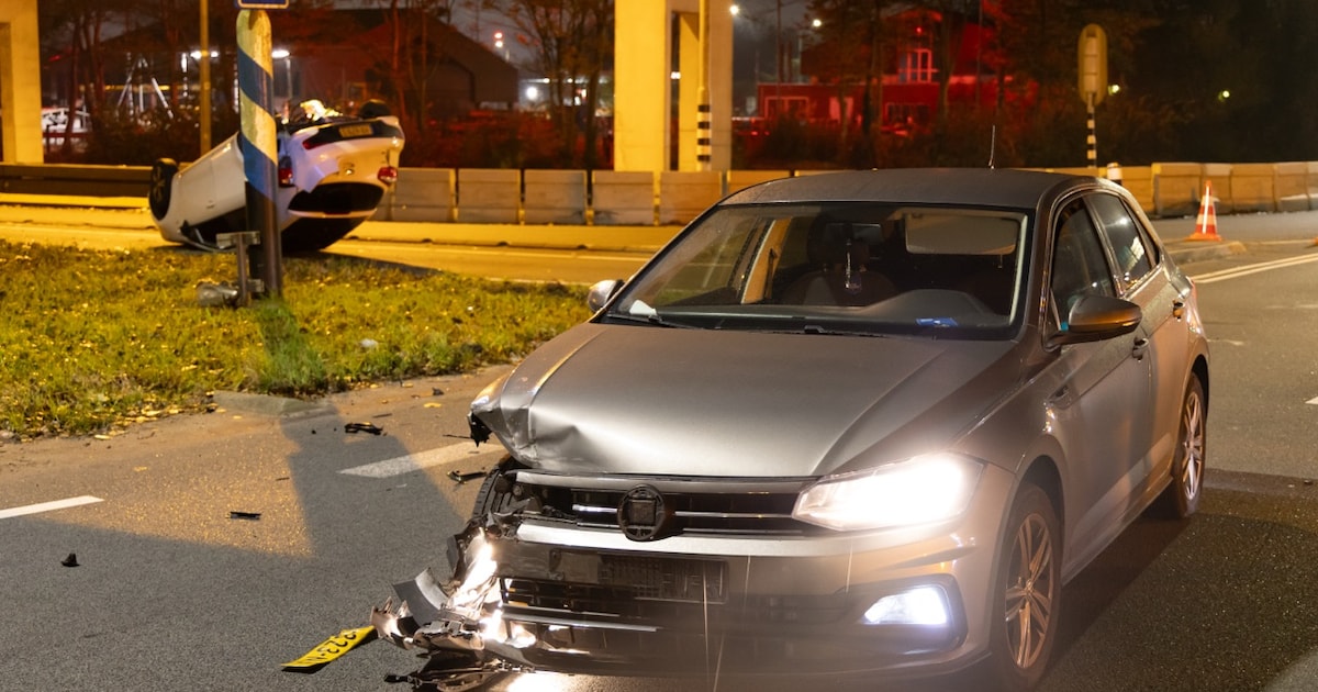 Auto op z’n dak na botsing bij toerit A8 in Oostzaan