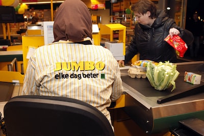 15-jarig meisje in tranen na afwijzing bij Jumbo vanwege haar hoofddoek: ‘Dat mág toch niet?’