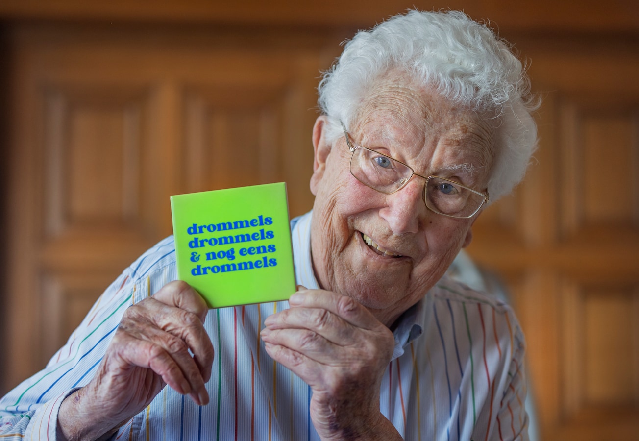 paul-van-gorcum-kreeg-een-tegeltje-cadeau-met-de-lijfspreuk-van-baron-van-neemwegen