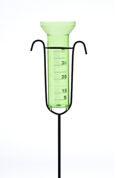 Kinderen maken regenmeter bij Het Dijkmagazijn in Beuningen