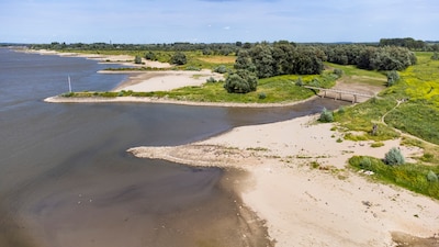 Waterpeil in de Waal zakt harder dan verwacht en vergroot het verdrinkingsgevaar voor zwemmers
