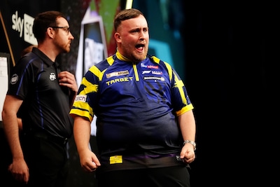 Luke Littler door het oog van de naald naar finale Premier League: wint hij ook de allesbeslissende avond?