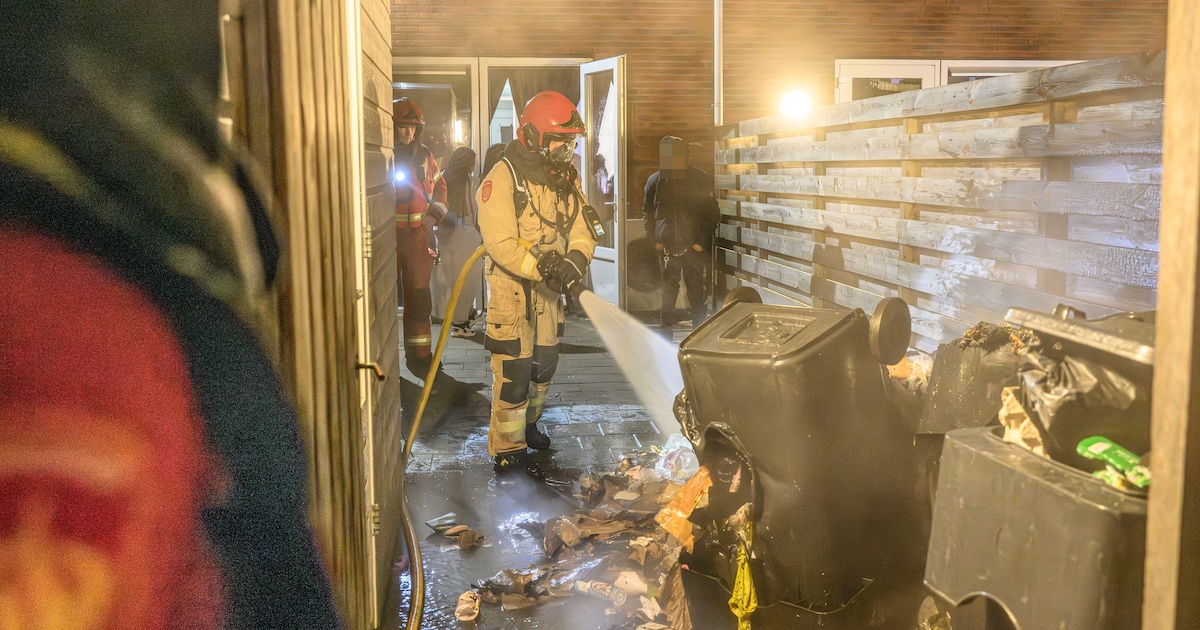 Brand in kliko’s achter woning in Delfzijl, schutting beschadigd