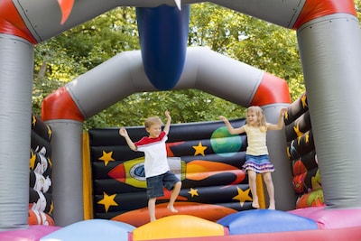 Zuid Springt in Oss met gratis springkussens voor basisschoolkinderen bij scouting Titus Brandsma