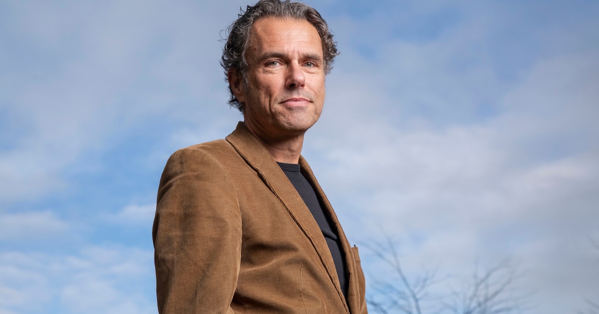 Auke Kok geeft presentatie over nieuw boek 'Mussert' in Vlissingse boekhandel