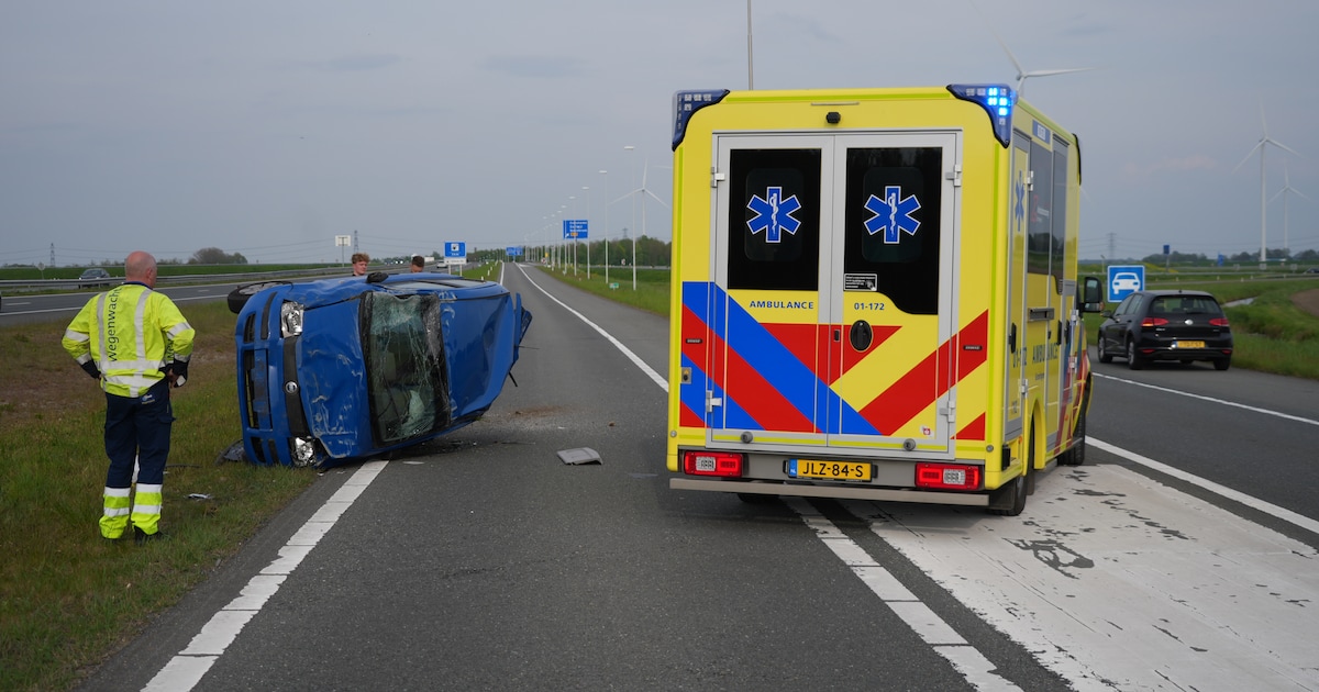 Auto gekanteld op A7 bij Zuidbroek