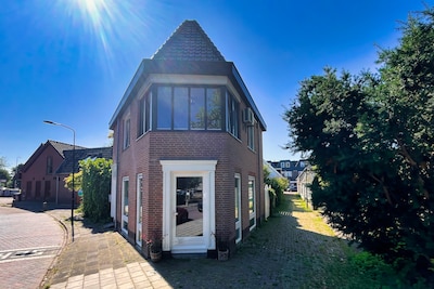 Niets is recht in deze ‘vrijstaande’ woning in Wilnis