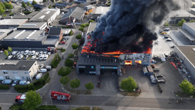 Uitslaande brand bij gebouw met meerdere bedrijven in Udenhout, pand niet meer te redden