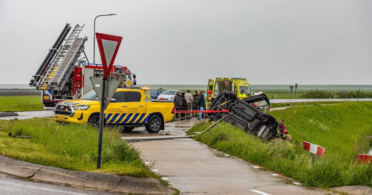 Auto op de kop naast de N356 in Holwerd: bestuurder gewond