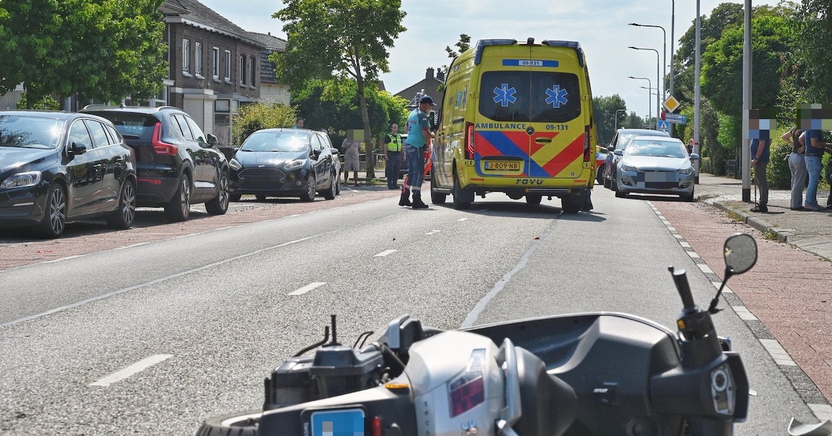 Auto en scooter in botsing aan Tiendweg in Leerdam