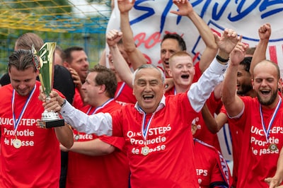 Trainer Huib (70) promoveert voor de veertiende keer in carrière: ‘Het voetbal heeft mij zoveel mooi